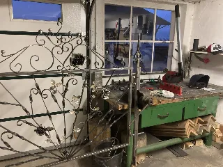 Das zusammengesetzte Tor vor der grünen Werkbank
