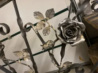 Nahaufnahme einer handgefertigten Stahlrose mit Blättern und Schweissnähten